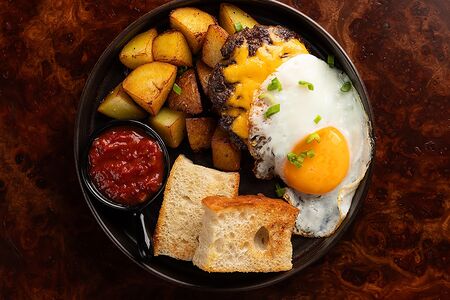 Сытный завтрак. Бифштекс из говядины, глазунья, картофель, фокачча, чипотле