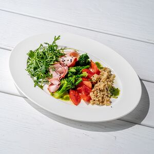 Салат с индейкой, рукколой и томатами