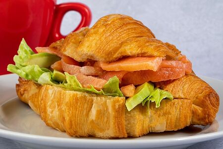 Круассан с лососем и авокадо