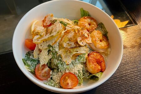 Цезарь с тигровыми креветками