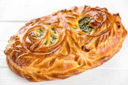 Целый пирог с кроликом и грибами