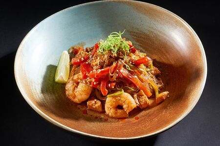 Фунчоза на воке с креветками и курицей