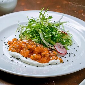 Тартар из лосося с гуакамоле из авокадо