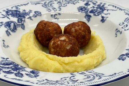 Митболы из индейки с картофельным пюре