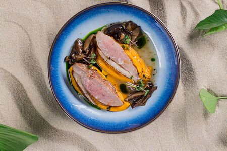 Утка/ морковный том ям / шиитаки / демиглас / горчичный соус