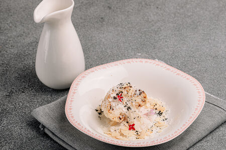 Крем-суп из цветной капусты с лепестками миндаля