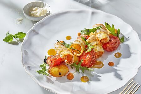 Командорский кальмар с печеным картофелем и томатами 