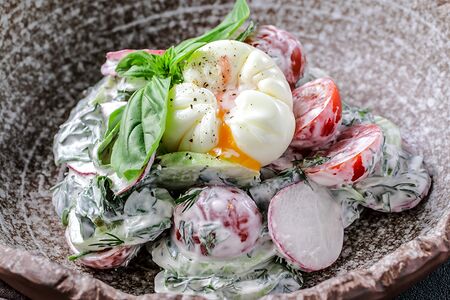 Овощной салат с зеленью, яйцом пашот