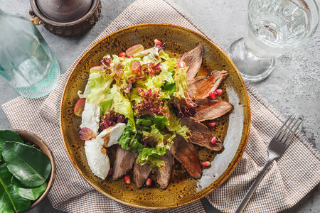 Салат с копченой утиной грудкой