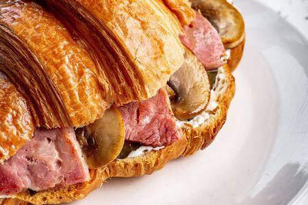 Сэндвич на круассане с ветчиной и грибами