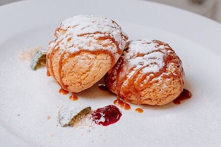 Шу с ванильным кремом и соленой карамелью