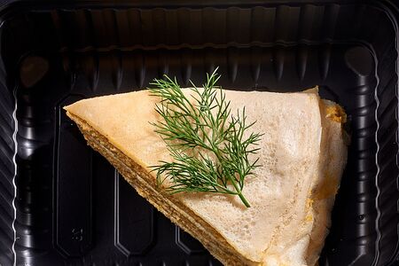 Блинный торт с паштетом из курицы и сырным муссом