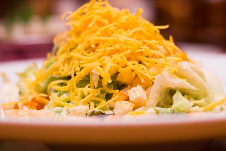 Салат с беконом, индейкой и грибами