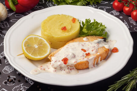 Семга под сливочно-икорным соусом и картофельным пюре