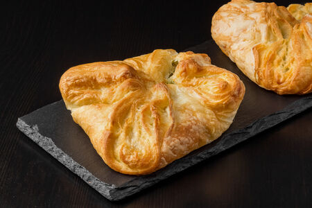 Турновер со шпинатом и беконом