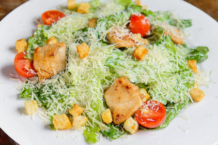 Салат Цезарь с куриной грудкой гриль