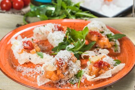 Тартар из лосося в пудре из пармезана