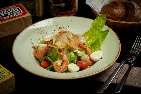 Салат Цезарь с тигровыми креветками