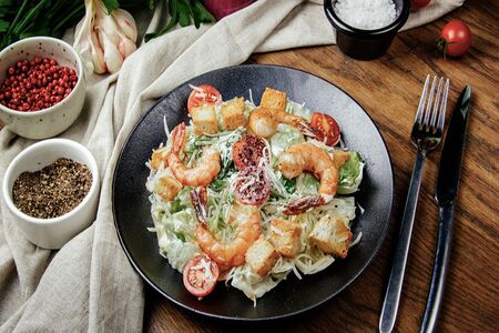 Салат Цезарь с креветками