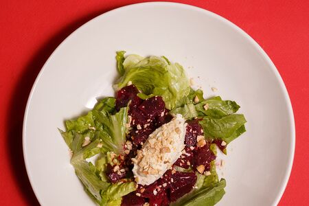 Салат с печеной свеклой, сырным кремом и эстрагонном