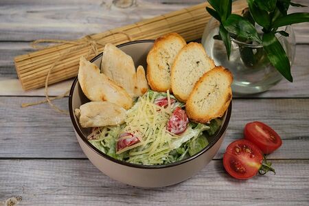 Салат Цезарь с курицей