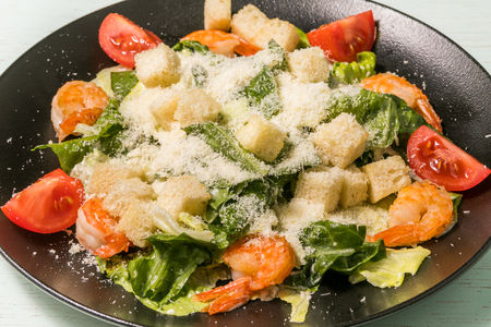 Салат Цезарь с креветками