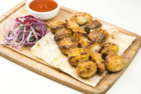 Молодой картофель на углях