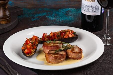 Вырезка из свинины с баклажаном и беконом