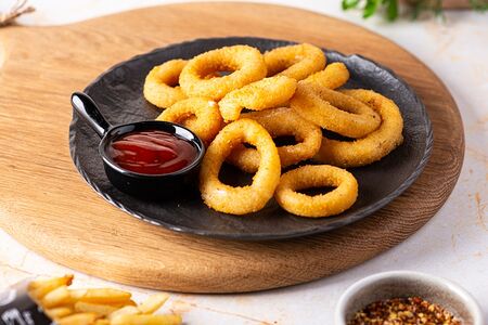 Луковые кольца с лаймом и кисло-сладким соусом