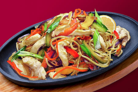 Жареная яичная лапша с куриным филе и овощами