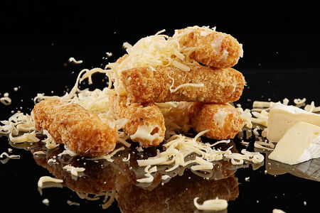 Сырные палочки с красным соусом