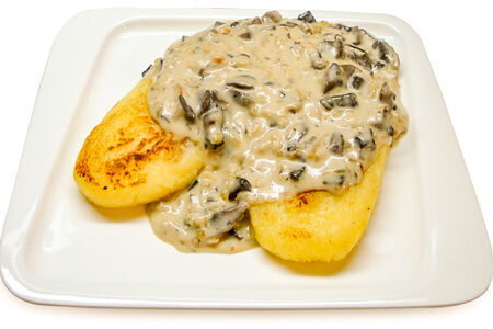 Картофельные котлеты с грибным соусом