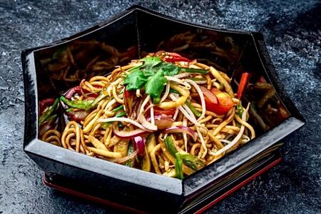 Жареная лапша с овощами