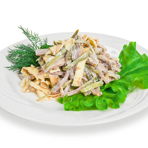 Салат с говяжьим языком и омлетом