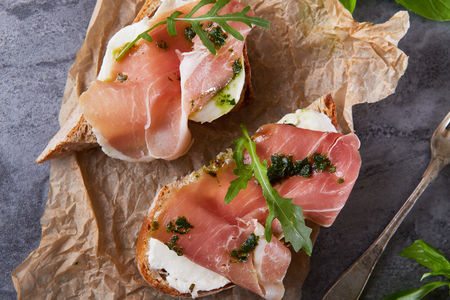 Брускетта с пармской ветчиной