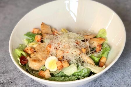 Салат Цезарь с курицей