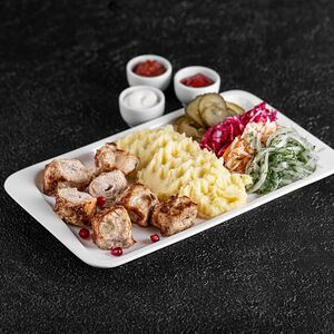 Шашлык из курицы с гарниром, салатом и соусами