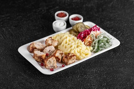 Шашлык из курицы с гарниром, салатом и соусами