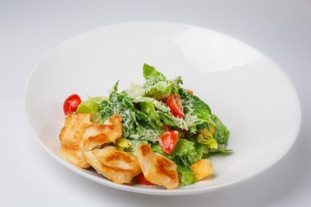 Салат Цезарь с теплым куриным филе