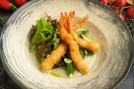 Креветки в панировке с муссом из авокадо