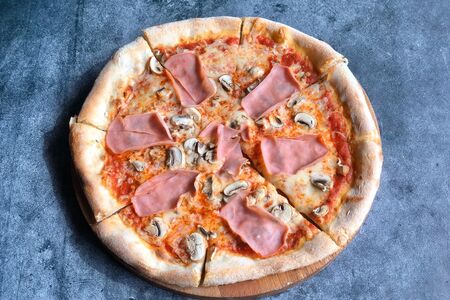 Пицца с ветчиной и грибами