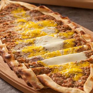 Пиде с фаршем и яйцом