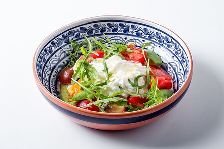 Томаты со страчателлой и авокадо