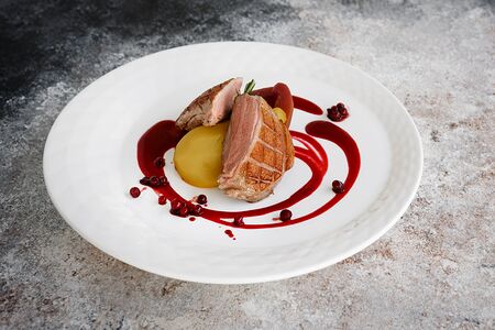 Филе утки с маринованной грушей