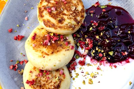 Сырники с вишневым джемом и сметаной