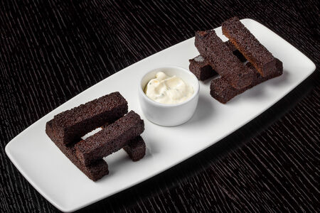 Бородинские гренки с чесночным соусом