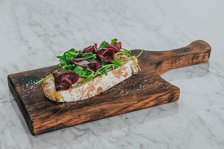 Брускетта с ростбифом