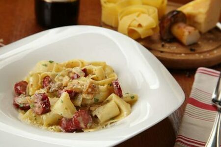 Папарделли с белыми грибами и колбасками