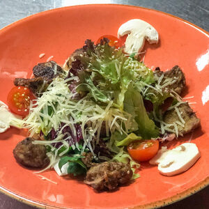 Теплый салат с куриной печенью