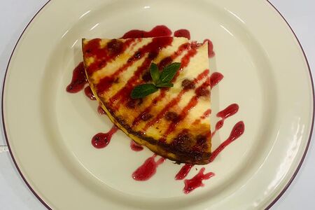 Творожная запеканка с вяленой вишней